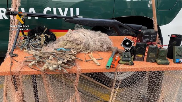 Objetos incautados por Guardia Civil en una operación contra la caza furtiva de aves en la provincia de Cádiz
