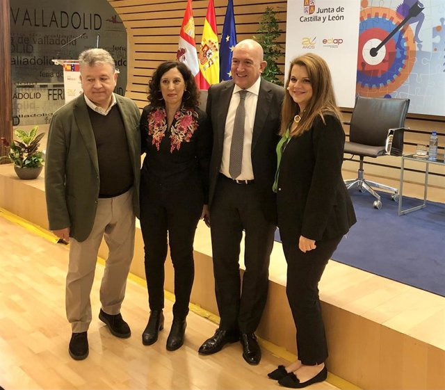 De izquierda a derecha: Francisco Javier Raedo Aparicio, Carmen Seisdedos Alonso, Jesús Julio Carnero y Susana Herrero al inicio de la jornada 'Poder en femenino'.