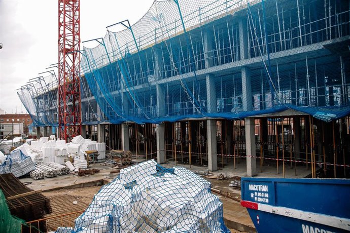 Archivo - Vista de una obra, en construcción, parada y sin trabajadores