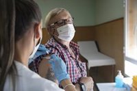 Andalucía supera el millón de personas vacunadas contra la gripe y roza los 823.000 con la cuarta dosis Covid