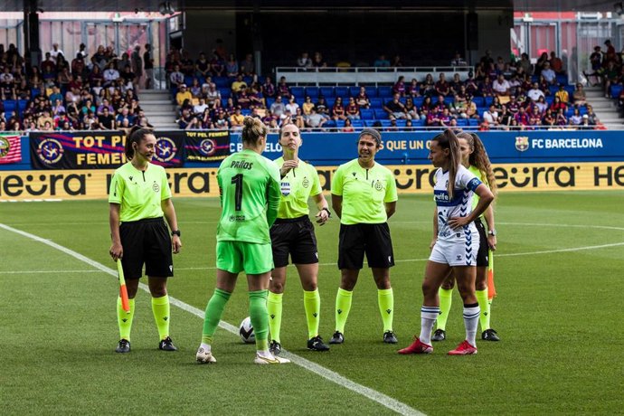 Archivo - Equipo arbitral en el FC Barcelona-UDG Tenerife