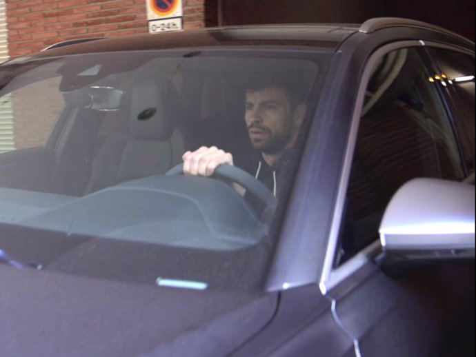 Gerard Piqué saliendo este martes de su domicilio en Barcelona