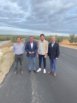 El delegado de Medio Natural y Carreteras de la Diputación de Córdoba, Francisco Palomares (segundo por la izda.), visita el municipio de Palenciana para conocer las obras realizadas.