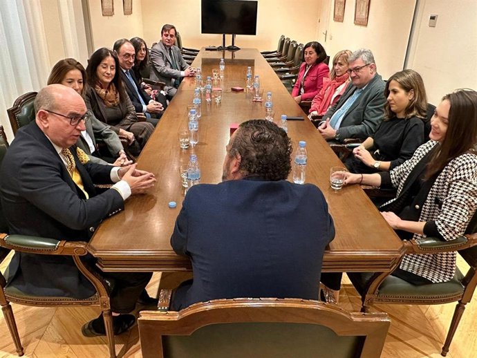 Raúl Ochoa con los procuradores de Madrid