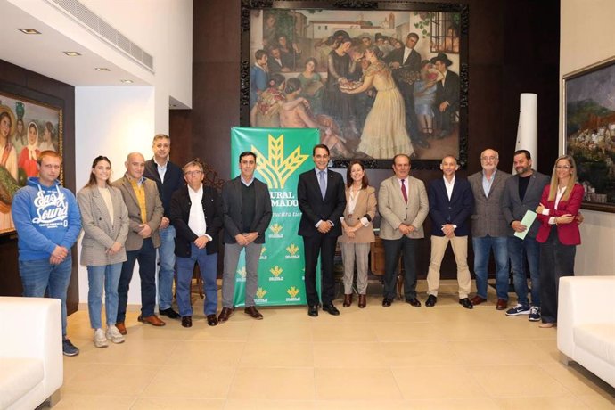 Caja Rural de Extremadura renueva su colaboración con cuatro federaciones y clubes deportivos e incorpora a la Federación Extremeña de Lucha