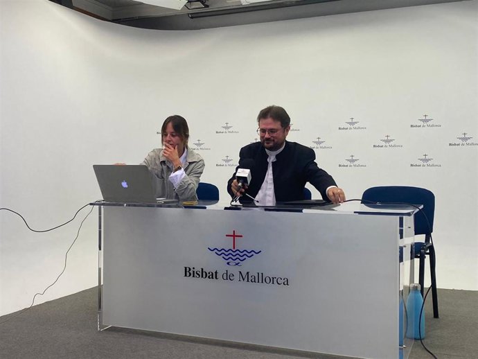 El vicario episcopal de Patrimonio Histórico y Cultural, Francesc Vicens, y la técnica en gestión de patrimonio cultural del Obispado de Mallorca, Sandra Rebassa.