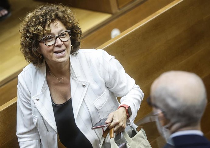 Archivo - La consellera de Innovación, Josefina Bueno, durante una sesión de control