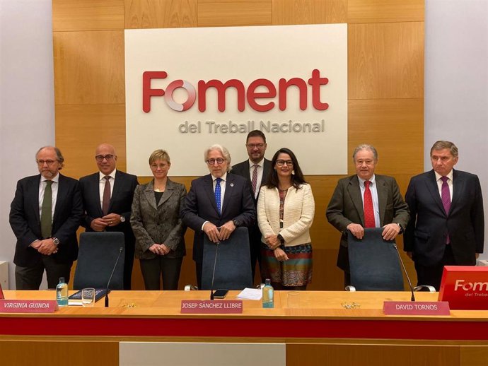 El presidente de Foment del Treball, Josep Sánchez Llibre; el secretario general, David Tornos, y los vicepresidentes de la patronal, entre ellos la candidata a la presidencia de la CEOE, Virginia Guinda