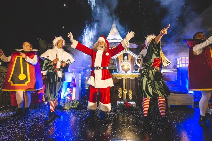 Tras el pasacalle y los espectáculos sorpresas, se producirá la llegada de Papá Noel quien se instalará hasta el próximo 24 de diciembre en el poblado navideño del centro comercial Miramar, uno de los más representativos de la provincia.