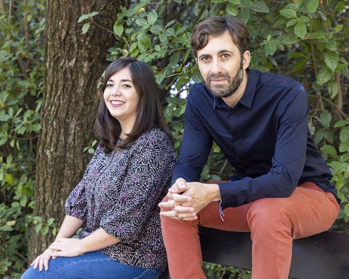 Nerea Deleyto-Seldas y Alejo Efeyan, en los jardines del CNIO.