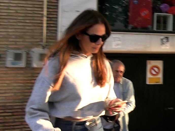 Eva González, de recados por Sevilla