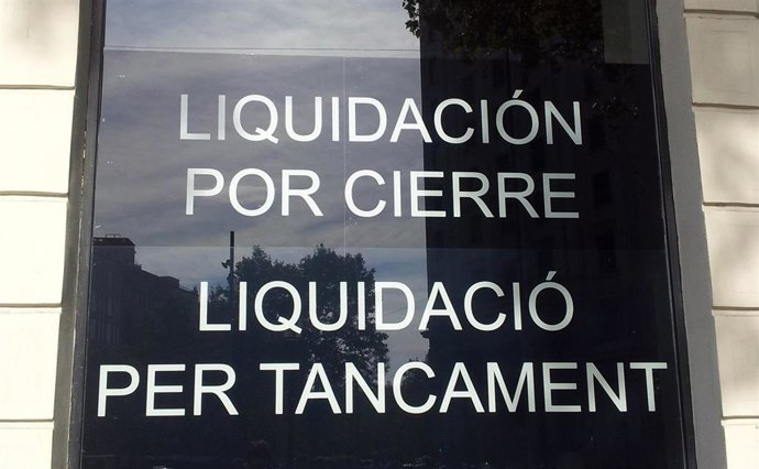 Archivo - Cartel de liquidación por cierre