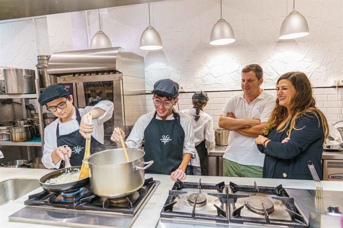 Archivo - Fundación Unicaja Ronda respalda un curso más las becas de formación en cocina de la asociación 'La Aldea'