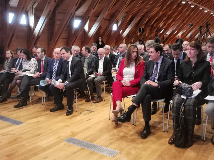 La delegada del Gobierno y el consejero de Economía y Hacienda, en primera fila, durante la jornada sobre energía solar en Castilla y León.
