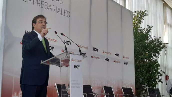 El presidente de la Junta de Extremadura, Guillermo Fernández Vara, en el Foro Hoy-Banco Santander