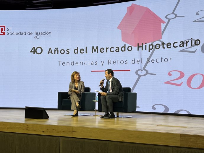 La subgobernadora del Banco de España, Margarita Delgado, y el consejero delegado de Sociedad de Tasación, Juan Fernández-Aceytuno, en la jornada '40 Años del Mercado Hipotecario: tendencias y retos del sector', el 8 de noviembre de 2022.