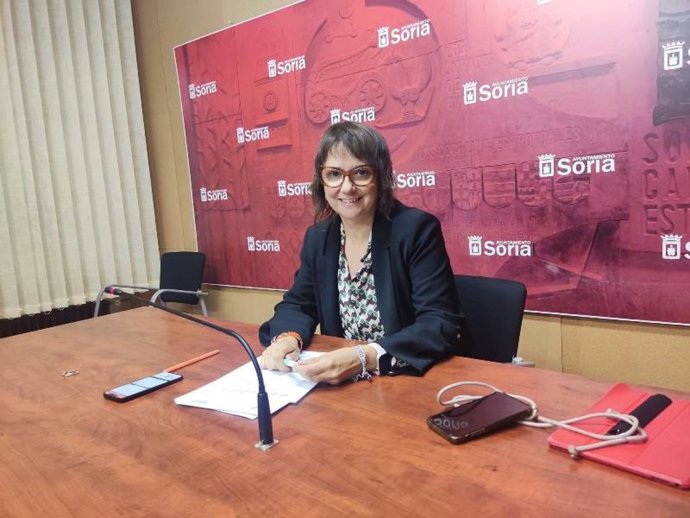 La concejal de Igualdad del Ayuntamiento de Soria explica la situación del centro de emergencia.