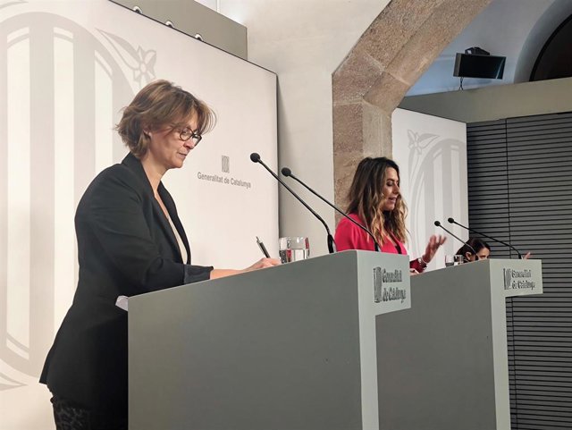 La consellera de Acción Exterior de la Generalitat, Meritxell Serret, y la portavoz del Govern, Patricia Plaja, en rueda de prensa posterior al Consell Executiu