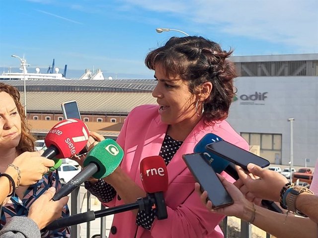 La portavoz de Adelante andalucía, teresa Rodríguez, en una atención a medios en Cádiz