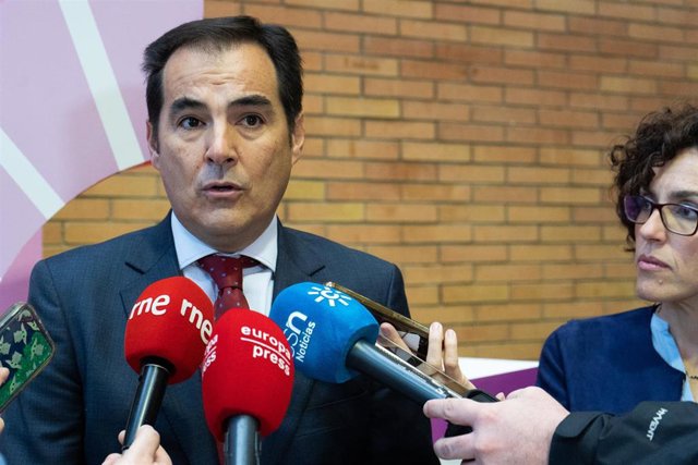 El consejero de Justicia, Administración Local y Función Pública, José Antonio Nieto, atiende a los medios.