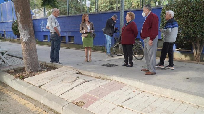 Ediles socialistas junto a vecinos de Las Delicias