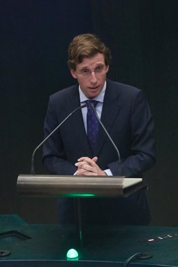 El alcalde de Madrid, José Luis Martínez-Almeida, interviene durante una sesión ordinaria del Pleno Municipal.