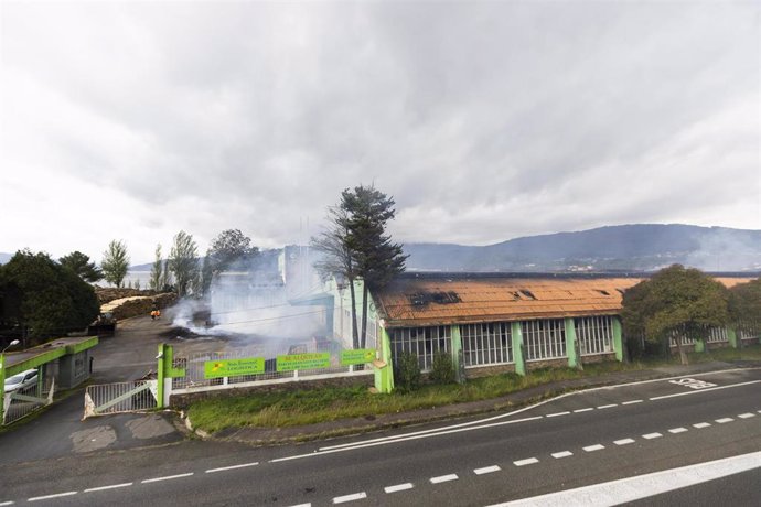 Humo en la antigua fábrica de Pontesa, a 7 de noviembre de 2022, en Ponte Sampaio, Pontevedra, Galicia (España). El incendio se desató ayer domingo 6 de noviembre en las instalaciones empleadas por el Grupo Nogar para el almacenamiento de cereales y pip
