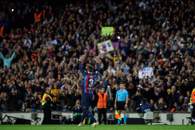 El futbolista del FC Barcelona, Gerard Piqué, se despide de la afición del Camp Nou en el partido de su retirada