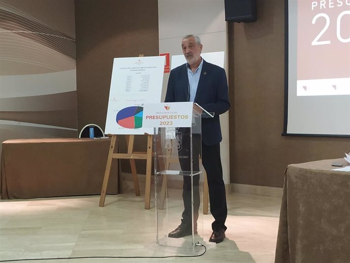 El presidente de la Diputación de Cáceres, Carlos Carlos, en la presentación de los presupuestos de la institución provincial para 2023