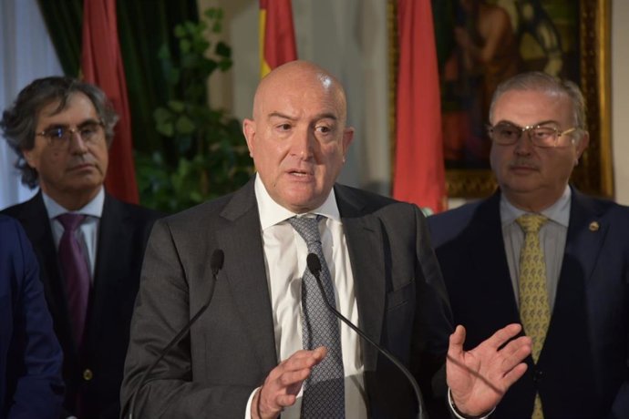 El consejero de la Presidencia, Jesús Julio Carnero, en la firma de un convenio con la Diputación de Ávila.