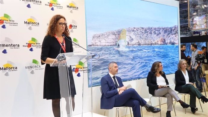La presidenta del Consell de Mallorca, Catalina Cladera, durante una intervención para presentar la isla en el World Travel Market de Londres.