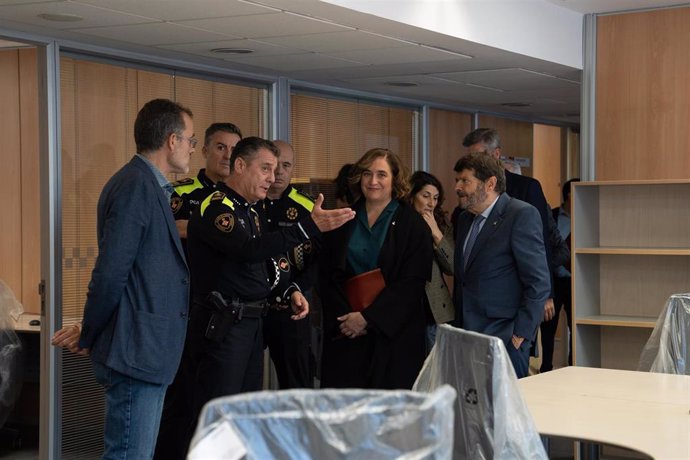 La alcaldesa de Barcelona, Ada Colau; el teniente de alcalde de Seguridad, Albert Batlle, y el concejal del distrito de Ciutat Vella, Jordi Rabassa, visitan la nueva comisaría del Raval.