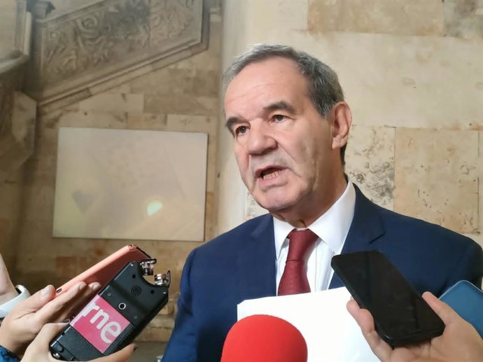 El secretario general Iberoamericano, Andrés Allamand, atiende a los medios de comunicación.