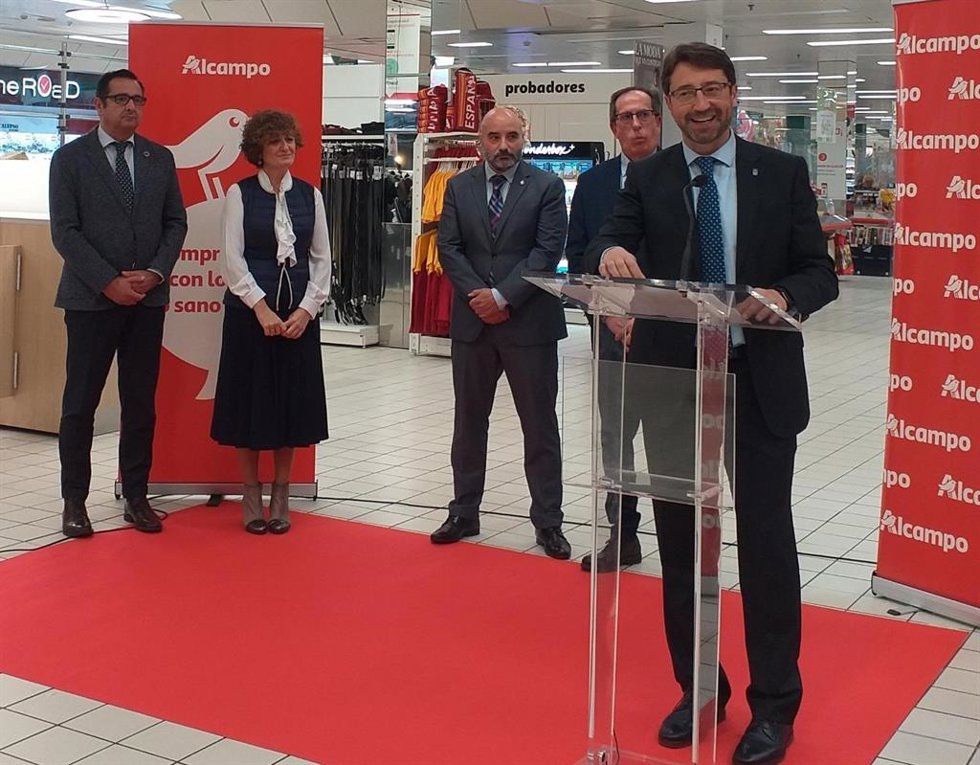 El consejero de Industria, Empleo y Promoción Económica del Principado de Asturias, Enrique Fernández, durante el acto de celebración del 40 aniversario de Alcampo en Gijón