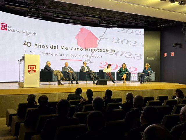 Mesa de debate de la jornada '40 Años del Mercado Hipotecario: retos y tendencias del sector', organizada por Sociedad de Tasación, el 8 de noviembre de 2022.