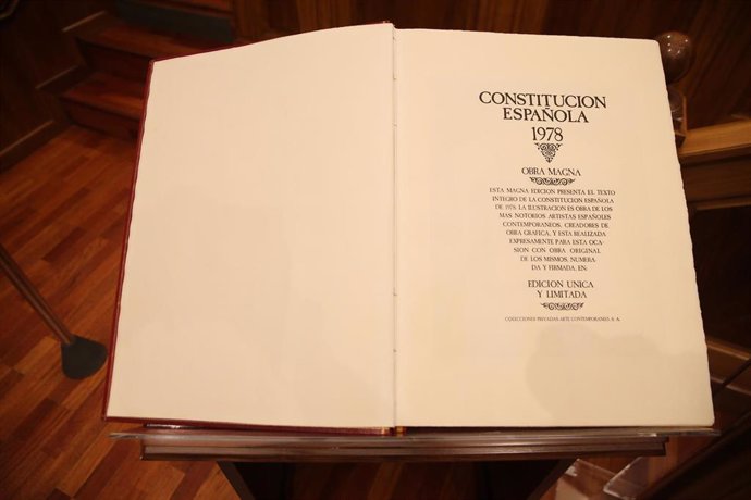 Archivo - Un ejemplar de la Constitución Española, en el salón de plenos de las Cortes de Castilla-La Mancha.