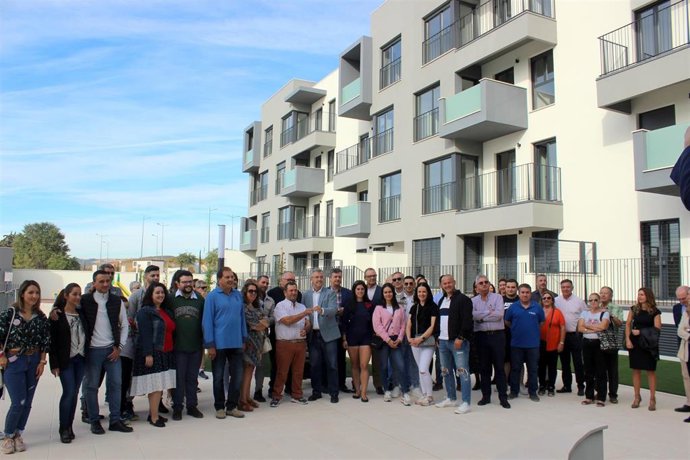 El Ayuntamiento de Estepona entrega las llaves de 100 viviendas de protección oficial (VPO) en la zona norte de la ciudad.