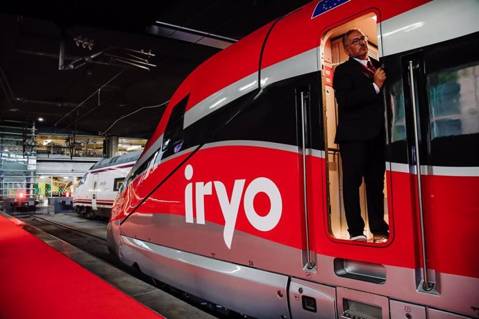 Archivo - Un miembro de la tripulación de un tren de la operadora ferroviaria Iryo en las vías durante la presentación de la compañía, en la estación de Atocha, a 15 de septiembre de 2022