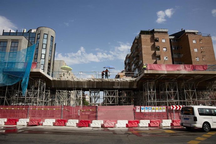 Archivo - Varios albañiles trabajan en una obra, a 10 de agosto de 2022, en Madrid
