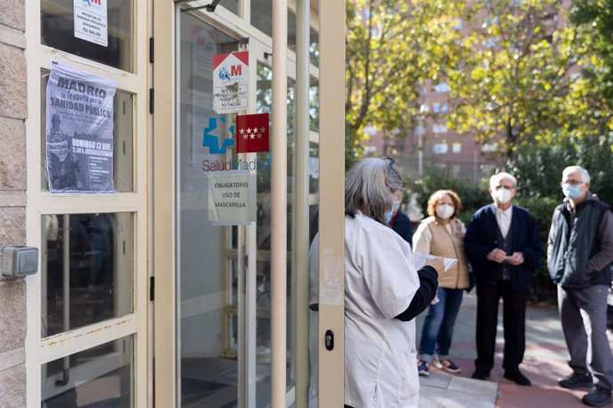Una enfermera llama a pacientes a las puertas del Centro de Salud Federica Montseny del Servicio de Urgencias de Atención Primaria (SUAP), a 7 de noviembre de 2022, en Madrid (España). La huelga indefinida de los médicos en centros de atención 24 horas 