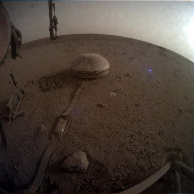 El módulo de aterrizaje InSight Mars de la NASA adquirió esta imagen del área frente al módulo de aterrizaje utilizando su cámara de contexto de instrumentos (ICC) montada en el módulo de aterrizaje.