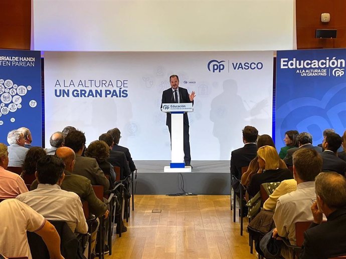 El presidente del PP vasco, Carlos Iturgaiz, clausura una jornada sobre Educación en Bilbao.
