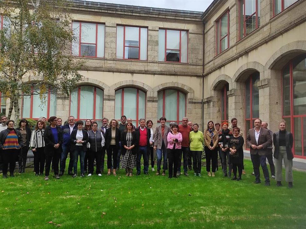 La líder del BNG, Ana Pontón, este martes en Santiago de Compostela junto a alcaldes y representantes municipales.