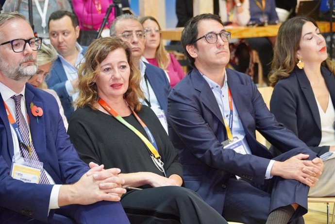 La presidenta del Govern, Francina Armengol, y el conseller de Modelo Económico, Turismo y Trabajo, Iago Negueruela, en la feria turística World Travel Market (WTM) de Londres