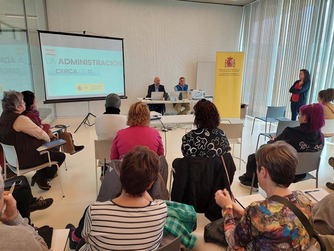 El delegado del Gobierno en Navarra, José Luis Arasti, ha presentado este martes en Orkoien el programa piloto 'La Administración cerca de ti'.