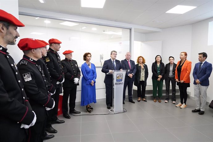 Aburto y la corporación municipal inauguran la nueva comisaria de Deusto