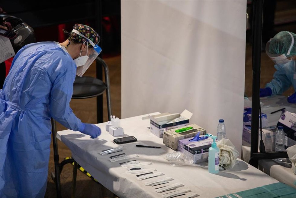 Archivo - Un sanitario prepara los test de antígenos rápido.