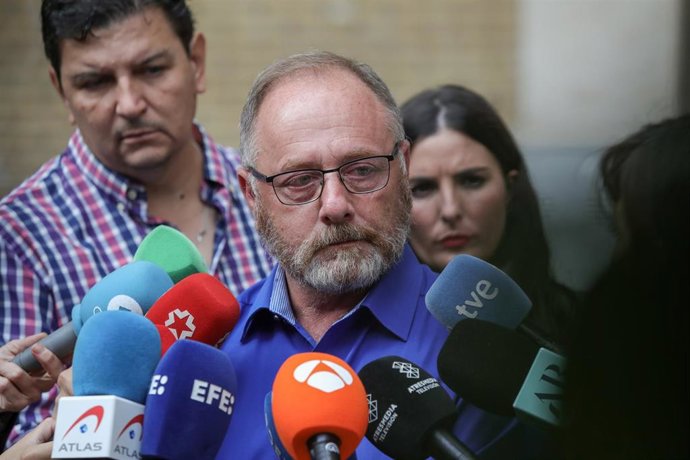 Antonio del Castillo atiende a los medios de comunicación
