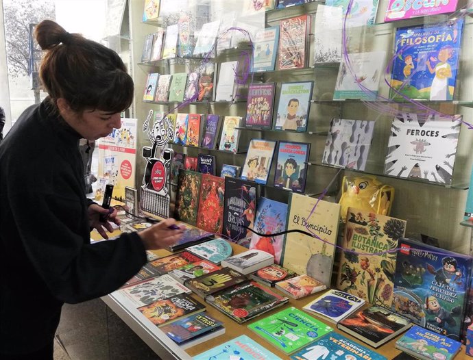 Seis Ilustradores Han Intervenido En Nueve Librerías De La Ciudad En El Marco Del Festival De Narrativas CUÉNTALO.