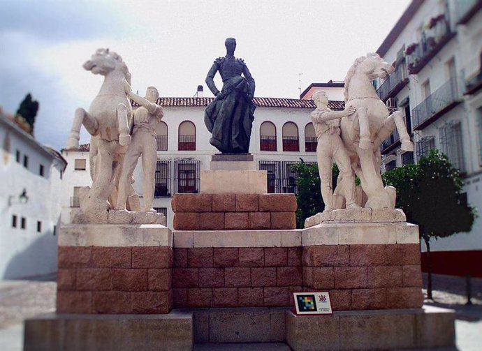 Archivo - Monumento a Manolete con el código 'NaviLens' para personas con discapacidad visual y usuarios en general.